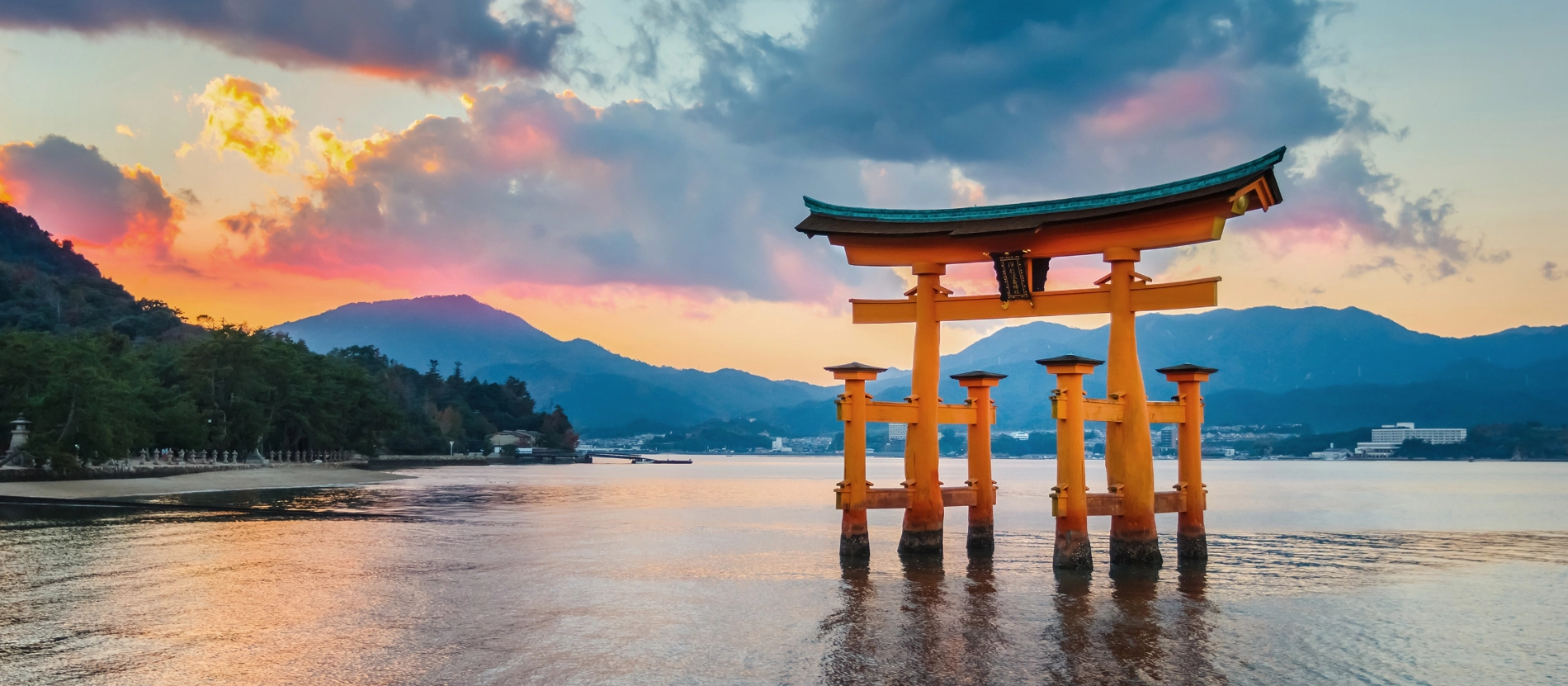 Japan_Miyajima_Tori port_shutterstock_169546991