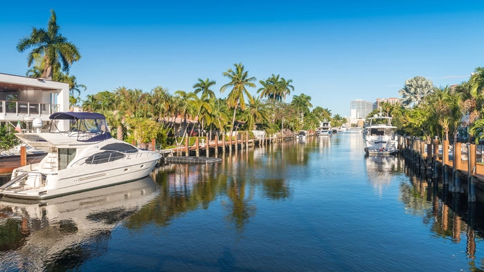 Ta en båttur på Fort Lauderdales kanaler och spana på lyxyachter och otroliga hus.