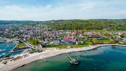 En resa till den natursköna Bjärehalvön i Skåne. Under ledning av Ingrid Persson Skoog gör vi dagliga utflykter från vårt hotell Skansen i Båstad.